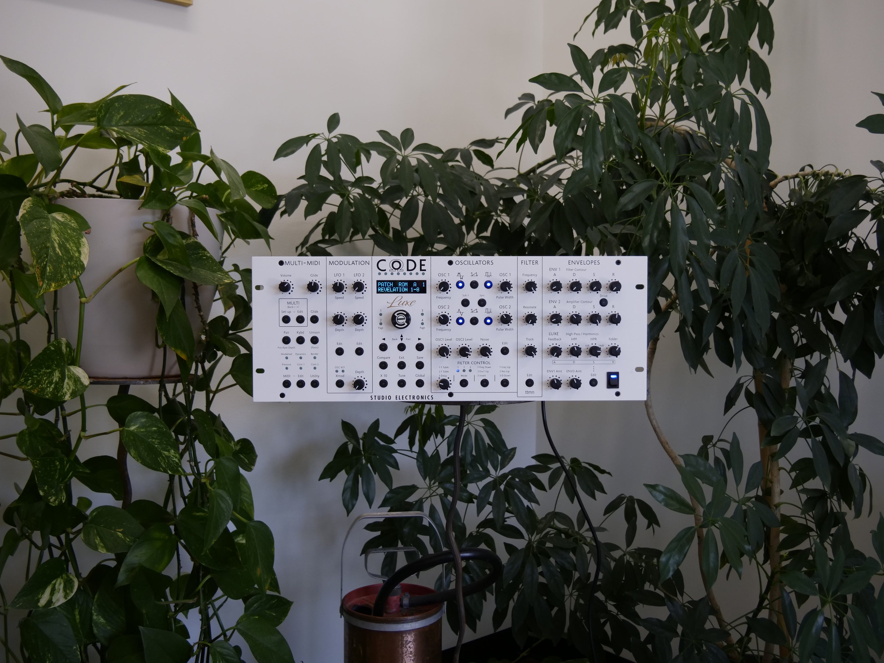 CODE Luxe 8-Voice Polyphonic Analog Synthesizer