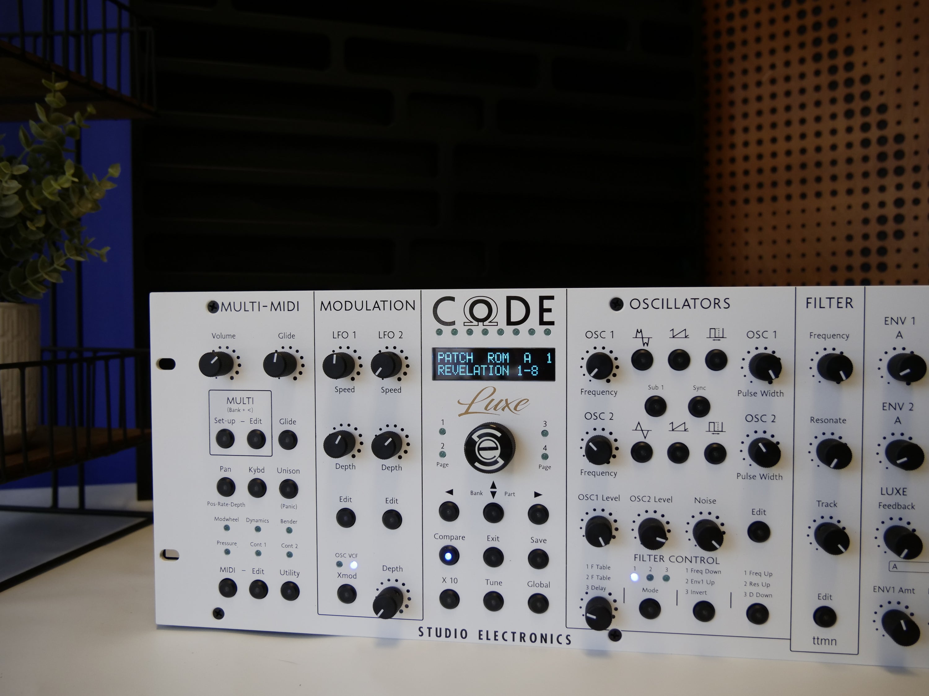 CODE Luxe 8-Voice Polyphonic Analog Synthesizer